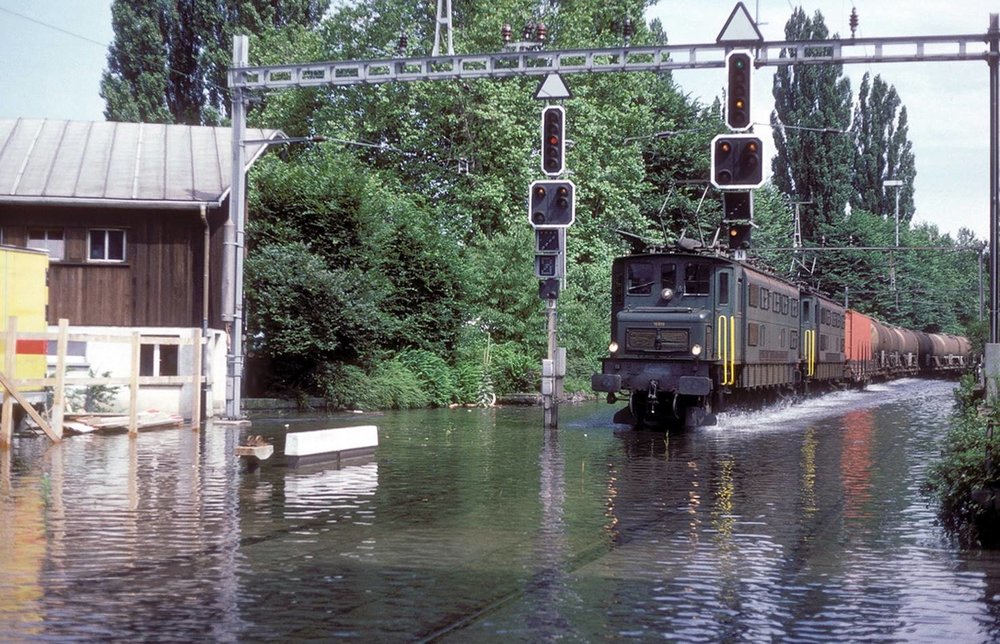 MJM5534Express_traction électrique Suisse, les 10 909 & 10 937 à Rorschach Hafen..jpg