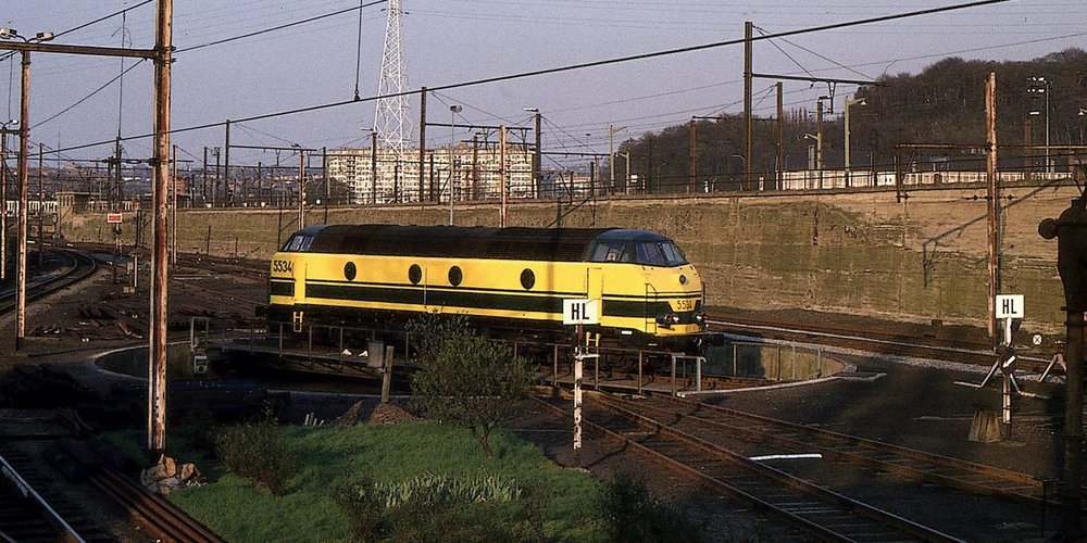 en 1982 la 5534 sur pont tournant à NK.jpg