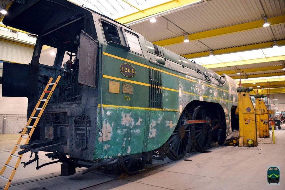 Restauration de la HL Vapeur 12.004 à l'atelier des wagons de Kinkempois en 2013.jpg