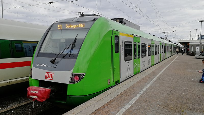 800px-DB_422_543_S-Bahn_Rhein-Ruhr_Dortmund_Hbf_1803110944.jpg