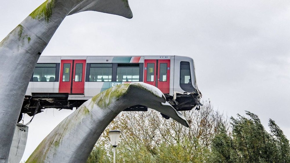 Whale tail sculpture V.S Dutch metro train.jpg
